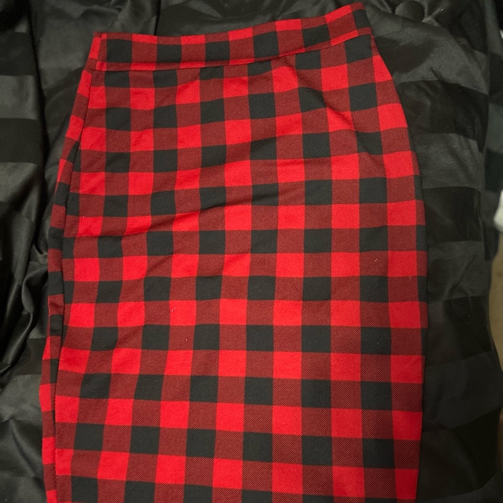 Plaid red and black pencil like skirt with stretchy material